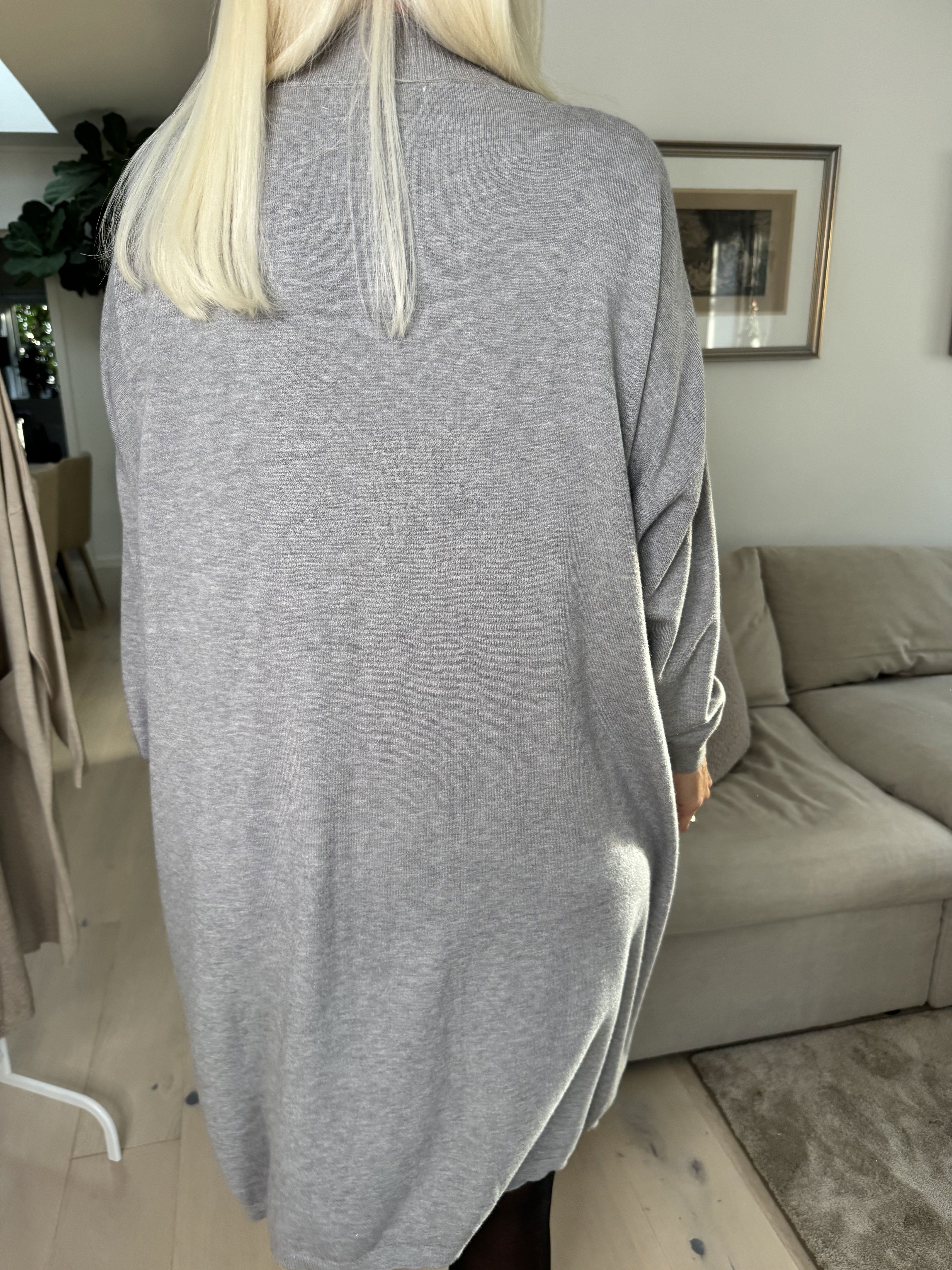 Dima - Mjukt stickad klänning med fickor